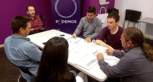 Representantes de Podemos y UAGA durante la reunión.