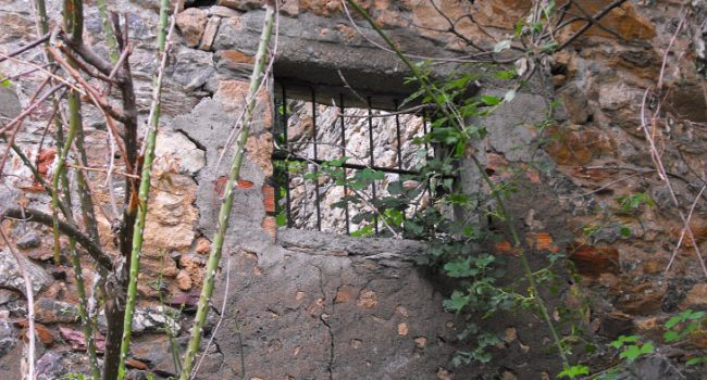 Finestra en Polituara, lugar abandonau por a construcción d'o pantano de Bubal