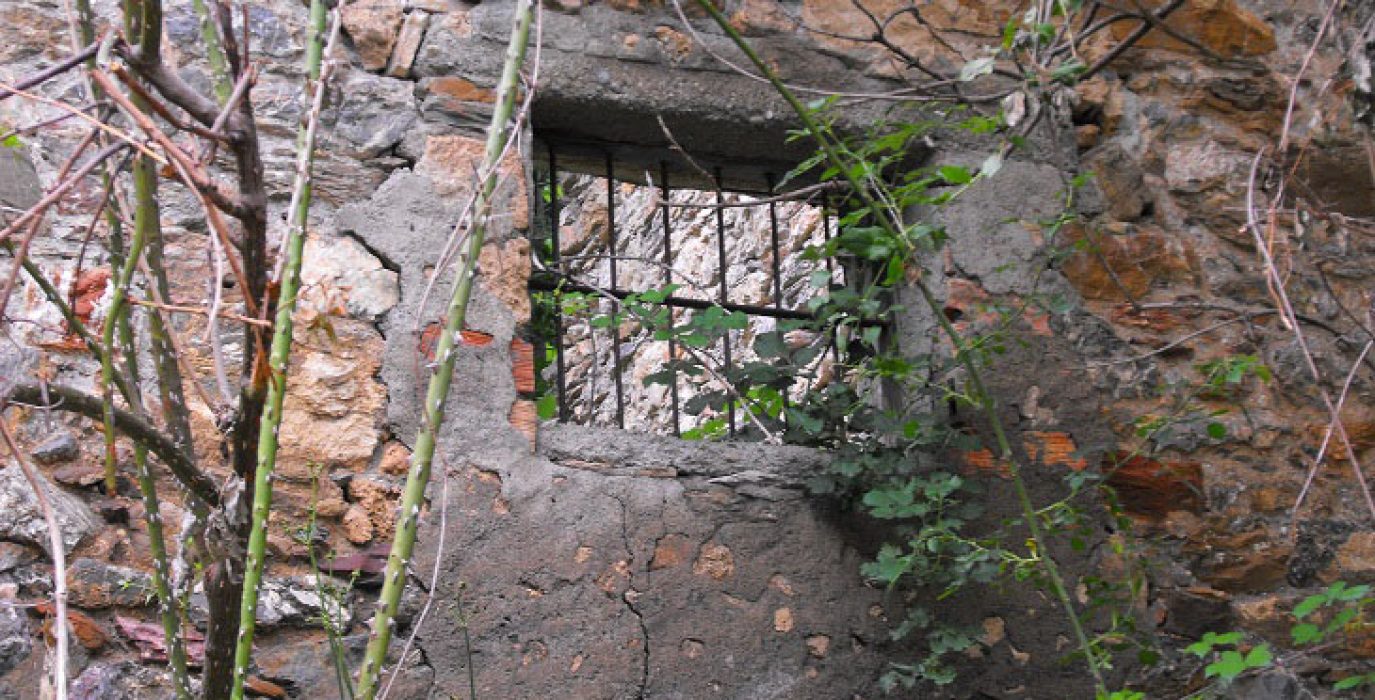 Finestra en Polituara, lugar abandonau por a construcción d'o pantano de Bubal