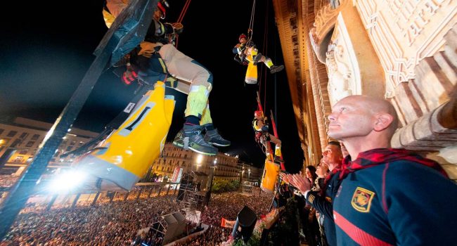 Momento en el que cinco bomberos se han descolgado de la fachada del Ayuntamiento. | Foto: Daniel Marcos, AZ