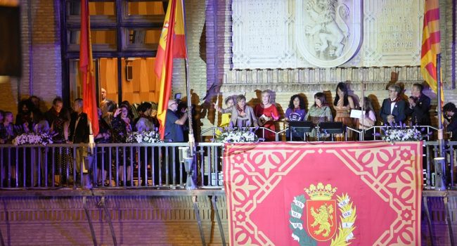 Las siete pregoneras junto a Santisteve y Rivarés en el balcón del Ayuntamiento de Zaragoza. Foto: Daniel Marcos