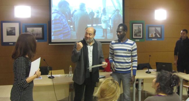 Once vecinos y vecinas del Casco Histórico han recibido de manos de José Manuel Alonso el diploma por haber participado en el curso “Conviviendo en el barrio”, en el marco del programa de Mediación vecinal que impulsa el PICH.