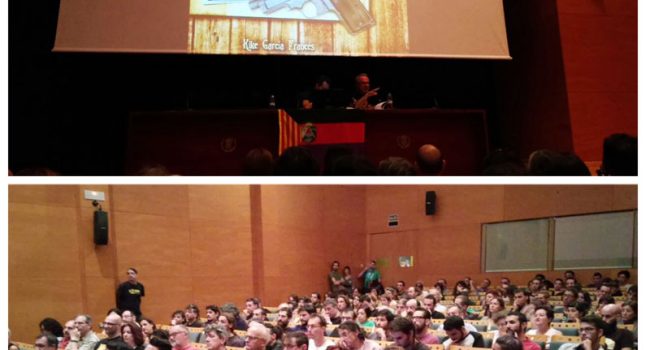 Enrike García, acompañado de Luis Palacio, presentó su libro en un Centro de Historias lleno. Fotos: @igoiz17