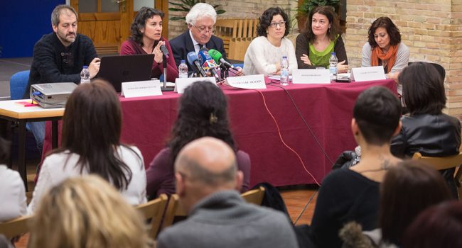 Luisa Broto junto al Justicia de Aragón y miembros del Grupo Motor de la Estrategia Zaragoza, Ciudad Antirrumores, en la presentación. Foto: Daniel Marcos