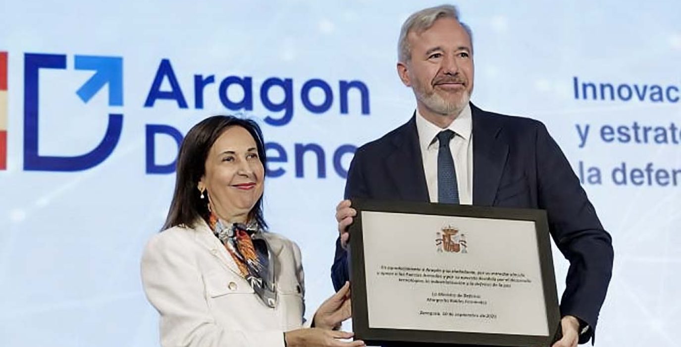 Imagen de archivo de Margarita Robles, ministra de Defensa, y Jorge Azcón, presidente de Aragón, en la presentación del Hub de Defensa