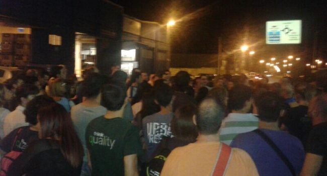 Trabajadores de Johnson Controls escuchando a los representantes sindicales al comienzo de los paros. Foto: @cjcaragon
