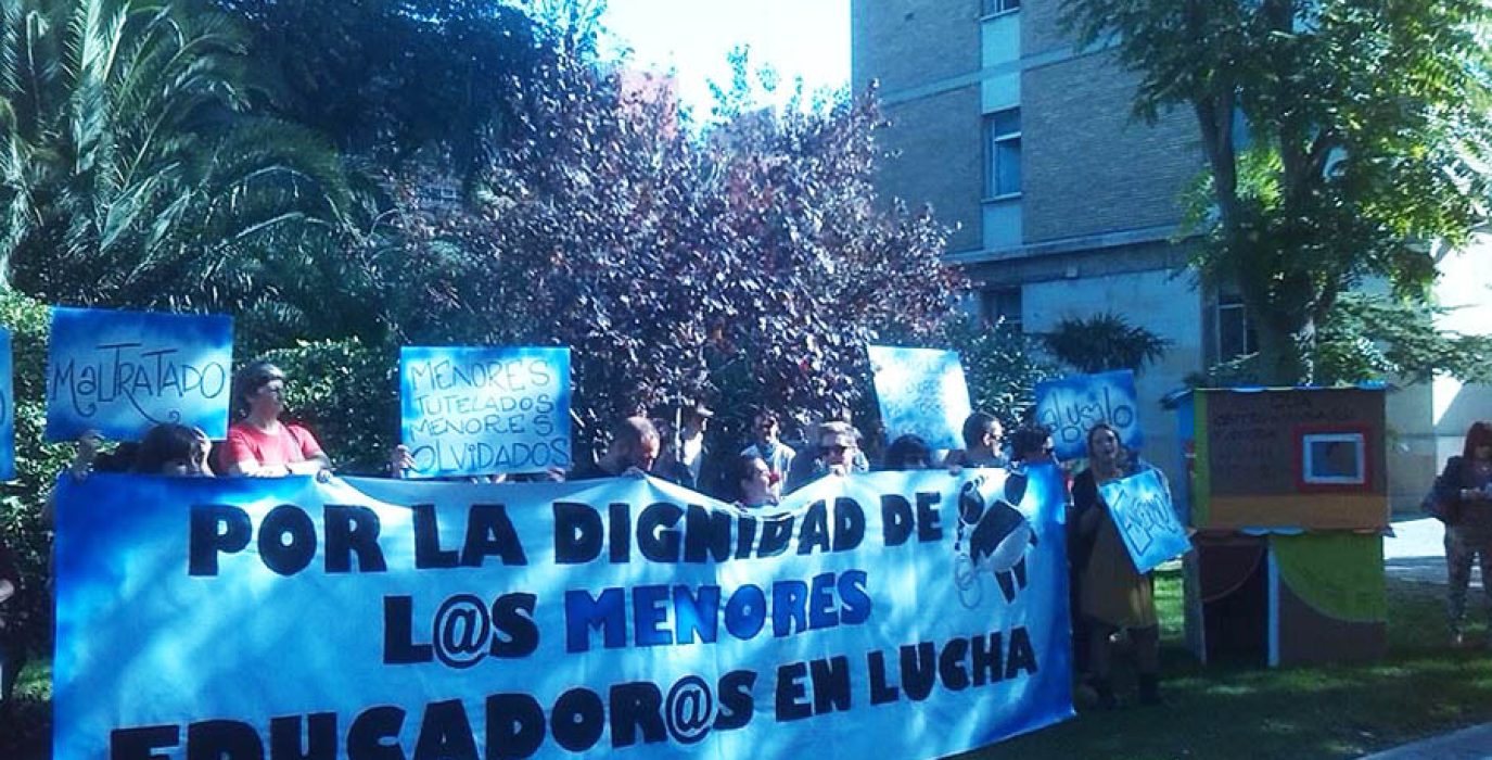 (Archivo) La plantilla del COA se concentró el lunes 20 de octubre frente a la sede del IASS en Zaragoza. Foto: Pablo Monge