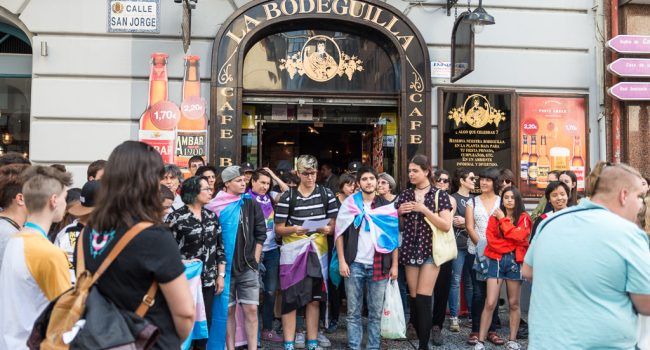 Protesta denunciando una agresión transfóba frente a un bar. Foto: Pablo Ibáñez