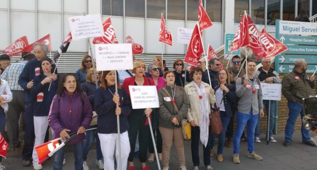 Protesta de las trabajadoras de Clece ante el Hospital Miguel Servet.