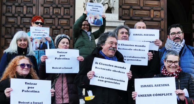Un instante de la protesta simbólica de este miércoles a las puertas del Paraninfo. | Foto: Luis Antonio Sin