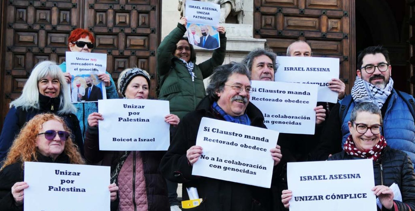 Un instante de la protesta simbólica de este miércoles a las puertas del Paraninfo. | Foto: Luis Antonio Sin