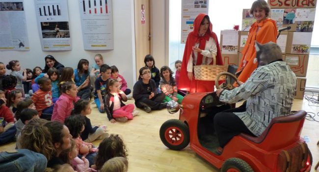 A la sa dos caperucitas fueron a informar a los niños y niñas a la salida del CEIP La Jota y les acompañ hasta el lugar de la exposición