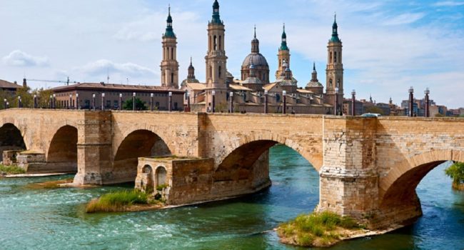 Indignación en El Rabal de Zaragoza por el cierre al tráfico del Puente de Piedra