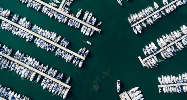 puerto con barcos de pasajeros y pasajeras