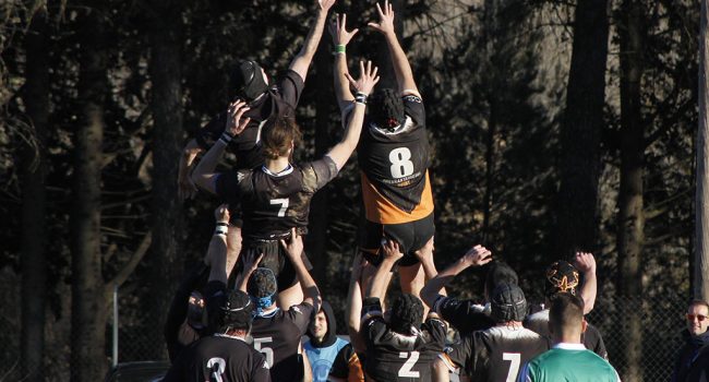 Un grupo de jugadores de rugby del quebrantahuesos rugby club sobre el campo