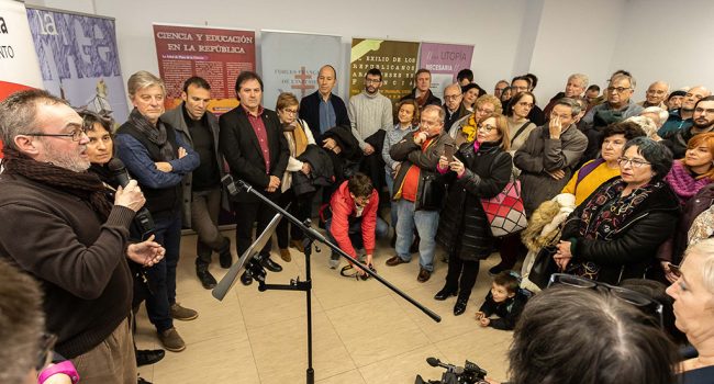 Enrique Gómez, presidente de ARMHA, junto a Luisa Broto y Pedro Santisteve, durante al acto. Foto: Daniel Marcos (AZ)
