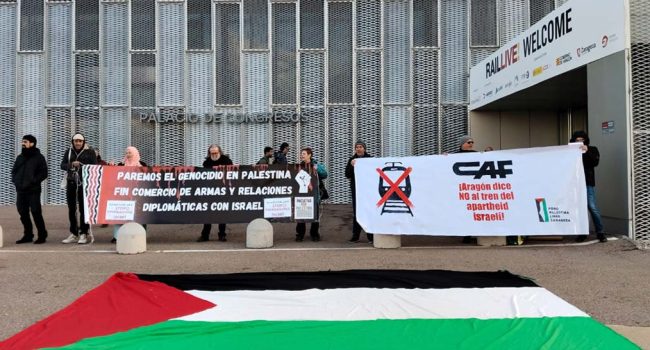 La protesta de las personas solidarias con Palestina a las puertas del evento. | Foto: Foro Palestina Libre