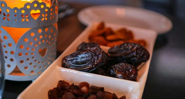 Los dátiles son uno de los productos más consumidos durante el Ramadán. | Foto: Zak Chapman
