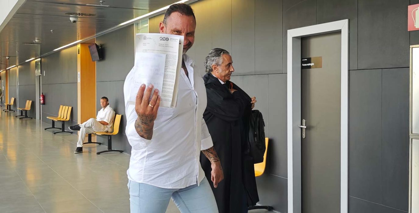José Antonio Ramos, líder de OkupAcción, acude a una vista por el acoso a una familia zaragozana el pasado 24 de julio | Foto: AraInfo