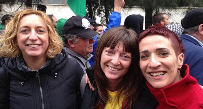 Raquel Tenías en el centro, junto a sus compañeras Patricia Luquín y Paloma Lafuente tras su puesta en libertad.