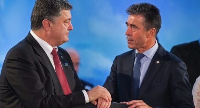 El presidente ucraniano, Petro Poroshenko, junto a secretario general de la OTAN, Anders Fogh Rasmussen. Foto: Leon Neal