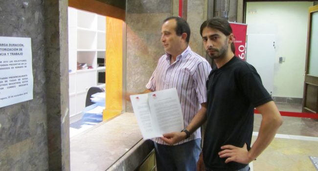 Raúl Ariza y Alvaro Sanz de IU entregando el escrito en Delagación de Gobierno