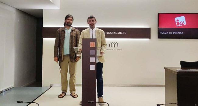 Álvaro Sanz ha comparecido en rueda de prensa junto a Genaro Delgado, de la Plataforma por unos Comedores Escolares Públicos de Calidad de Aragón, “Come Pública”. | Foto: IU Aragón