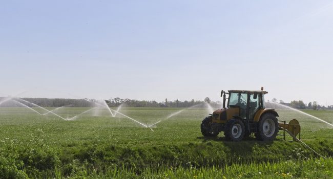 regadio aspersor tractor campo agricultura dga