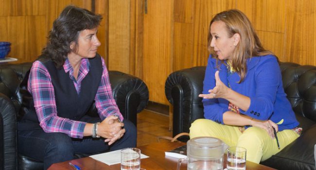 Momento del encuentro entre ambas consejeras.
