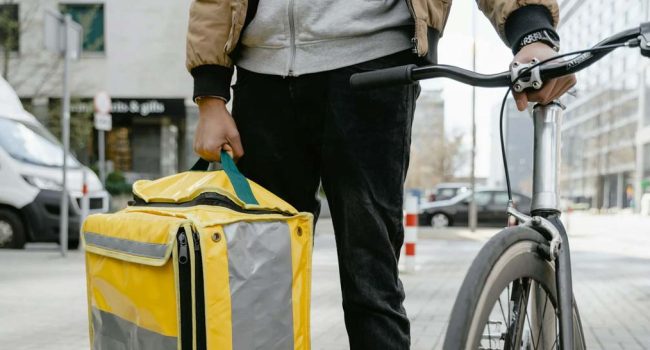 Un repartidor. | Foto: Mart Production, Pexels