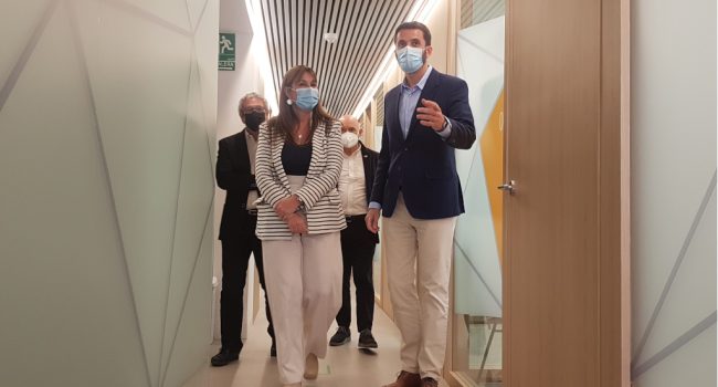 La consejera, Sira Ripollés, junto a los representantes de AECC en un momento de la visita.