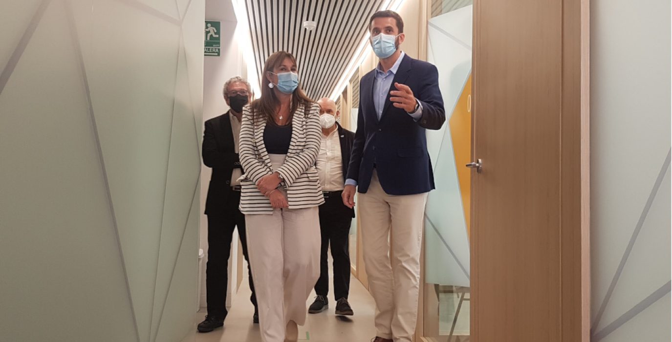 La consejera, Sira Ripollés, junto a los representantes de AECC en un momento de la visita.