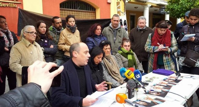 Rueda de prensa de la Corrala Utopía frente a la sede de Ibercaja en la calle San Fernando, en Sevilla.