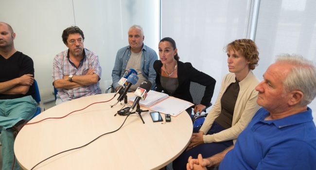 Representantes del Grupo contra los conciertos educativos con la abogada. Foto: AraInfo