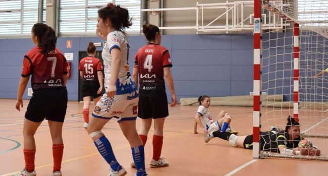 El balón termina en la portería del Orvina en el partido disputado frente al Sala Zaragoza. | Foto: salazaragoza.com