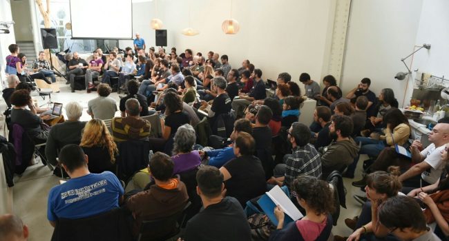 El encuentro tuvo una parte de debate abierto y otra destinada a trabajar en la organización del futuro colectivo editor. Foto: Diagonal
