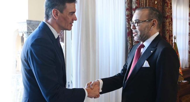 Sánchez y Mohamed VI se saludan en el arranque de su encuentro este miércoles. | Foto: @desdelamoncloa