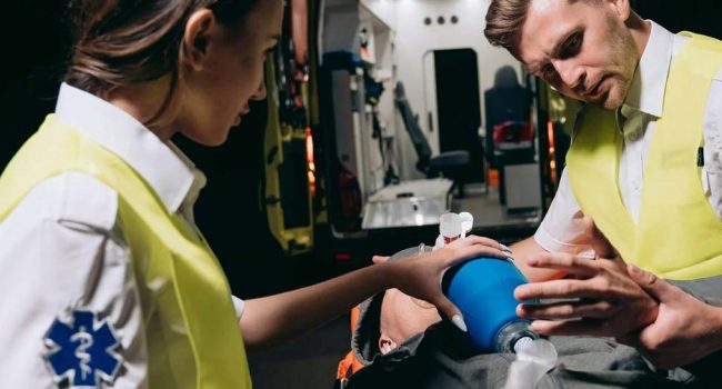 Sanitarios atienden a un trabajador. | Foto: Mikhail Nilov, Pexels