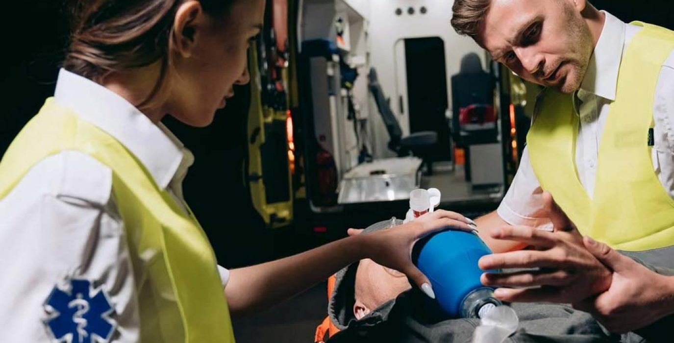 Sanitarios atienden a un trabajador. | Foto: Mikhail Nilov, Pexels