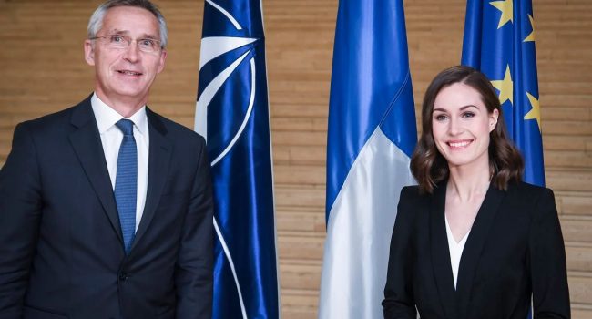 Sanna Marin, primera ministra de Finlandia, junto al secretario general de la OTAN, Jens Stoltenberg. Foto: NATO