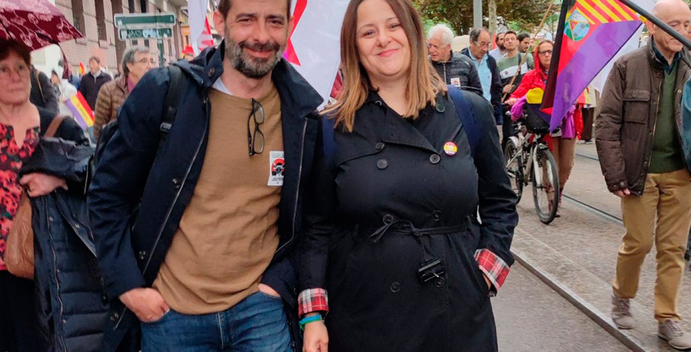 Álvaro Sanz y Elena Tomas en la manifestación por la II república