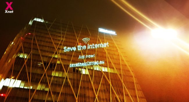 Acción en favor de la neutralidad en la red, proyectada en un edificio de Telefónica. Foto: XNET.