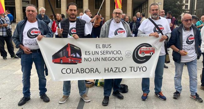 Integrantes de la SCUT en una protesta frente al Ayuntamiento de Zaragoza. | Foto: SCUT