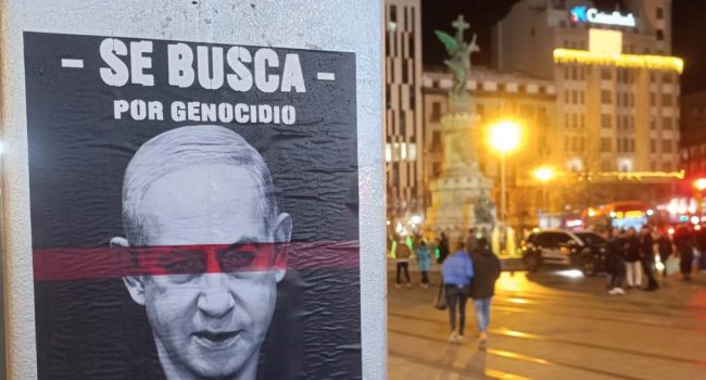 Uno de los carteles en el Paseo Independencia con la Plaza de España al fondo.