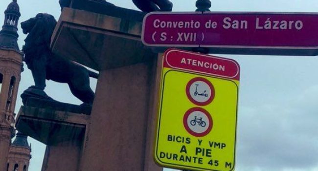 Señales instaladas por el Ayuntamiento en el Puente de Piedra. Foto: Pedalea