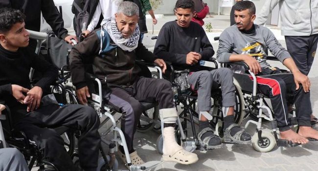Palestinos heridos por los bombardeos en silla de ruedas denunciando en el paso de Rafah que Israel no les deja salir de Gaza para recibir atención médica. | Foto: ONU