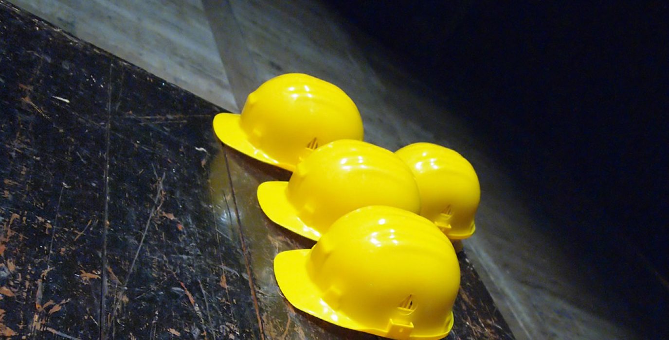 cascos de operario de construcción en abril