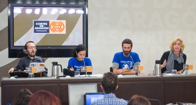 Representantes de los trabajadores del COA, junto a los diputados Pablo Echenique y Patricia Luquin. Foto: Pablo Ibáñez (AraInfo)