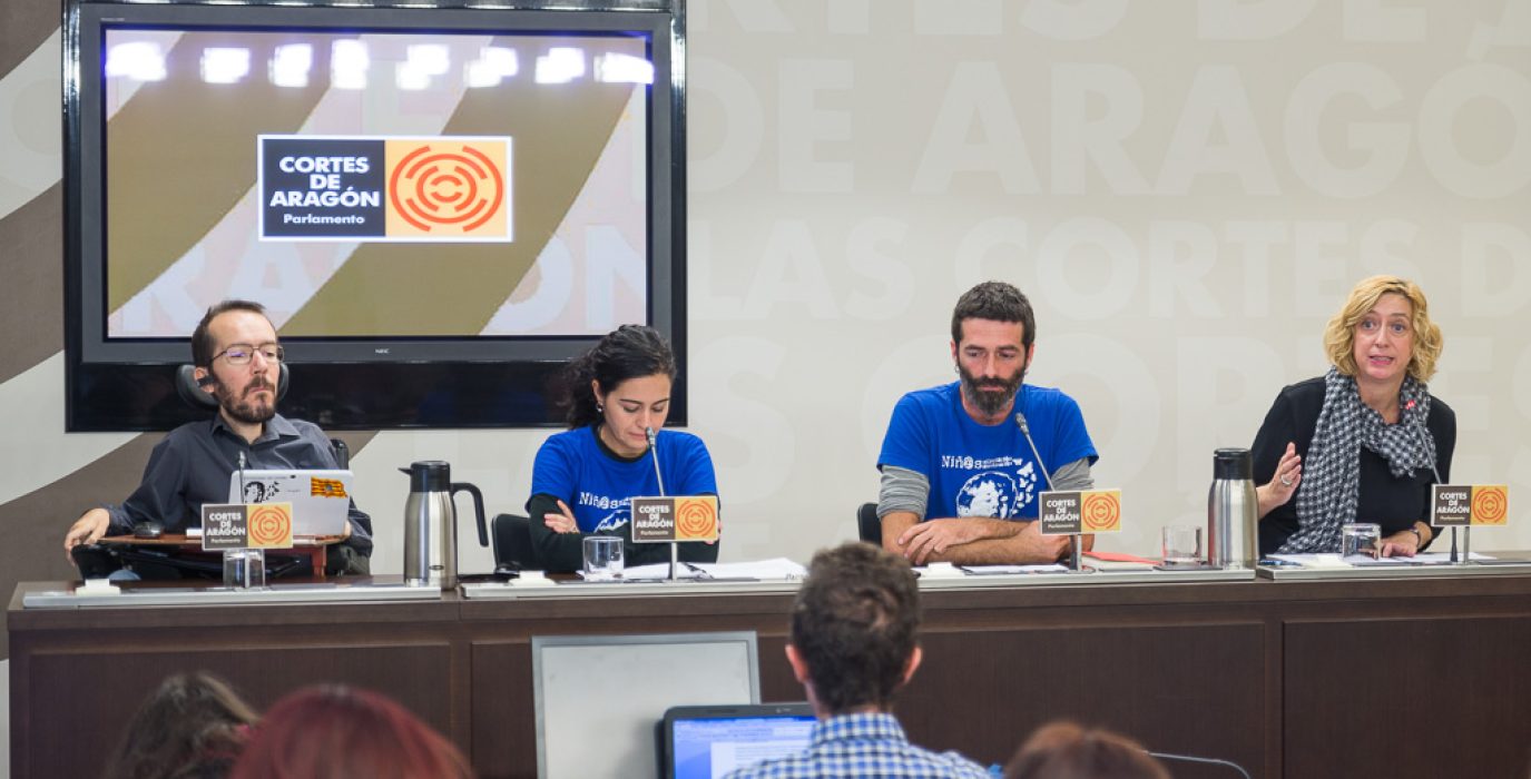 Representantes de los trabajadores del COA, junto a los diputados Pablo Echenique y Patricia Luquin. Foto: Pablo Ibáñez (AraInfo)