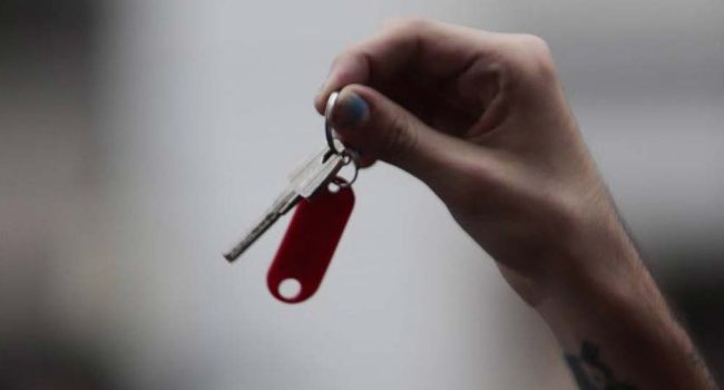 Enseñar las llaves se ha convertido en un símbolo de las reivindicaciones del movimiento de vivienda | Foto: @InquilinatoMad